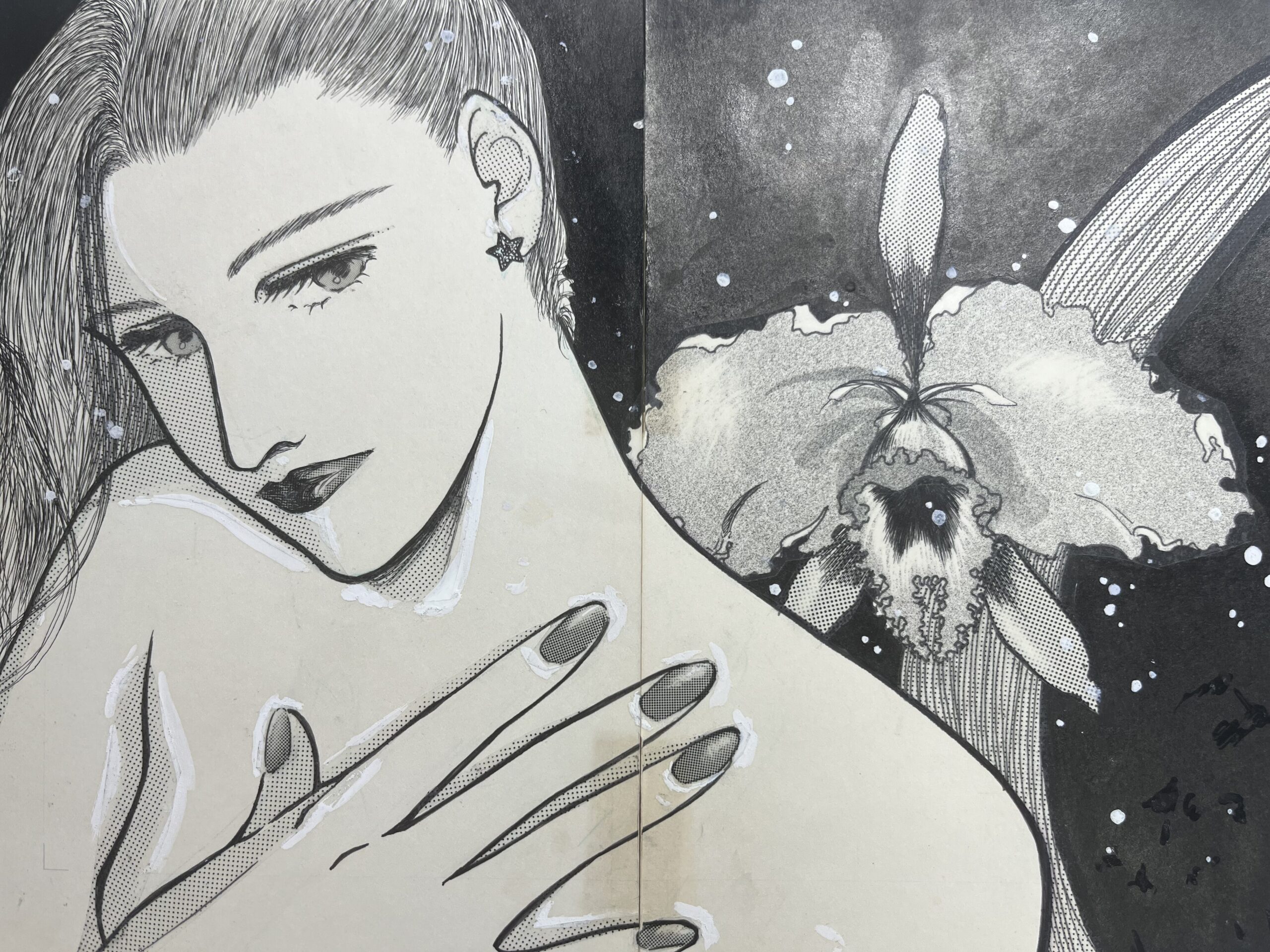 修正液のあとや、紙の黄ばみが見える女性と花のペン画。