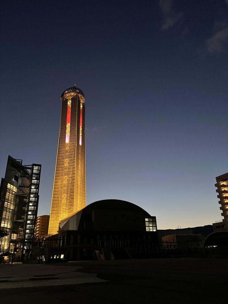 ライトアップされたオーヴィジョン海峡ゆめタワー