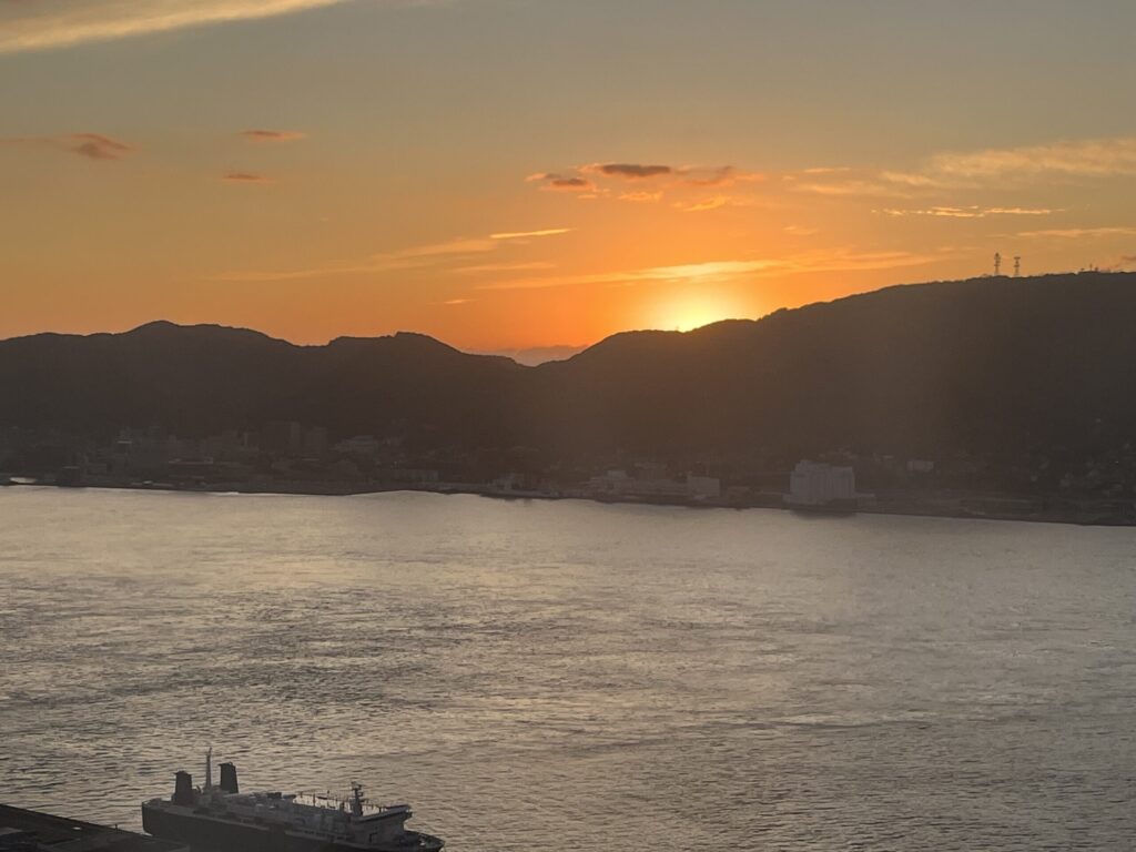 山間から太陽が顔を出しそうな風景