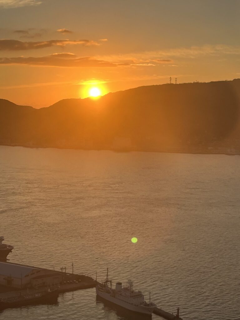 山間から顔を出す太陽半分の姿