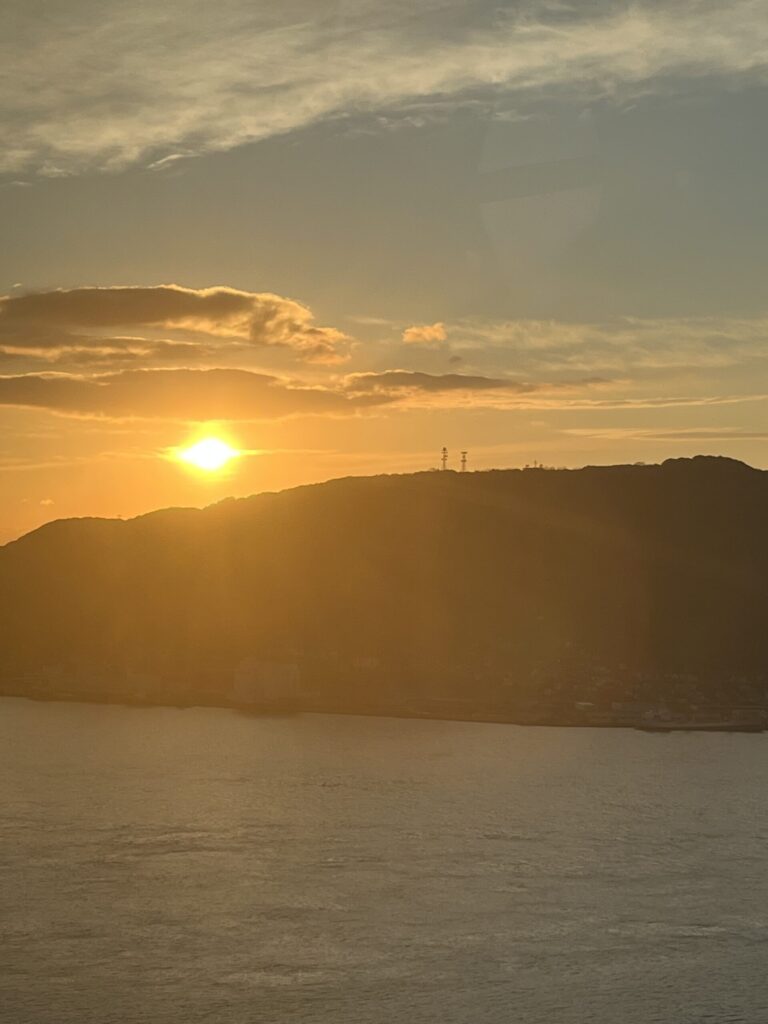 山間から顔を出す太陽全体の姿