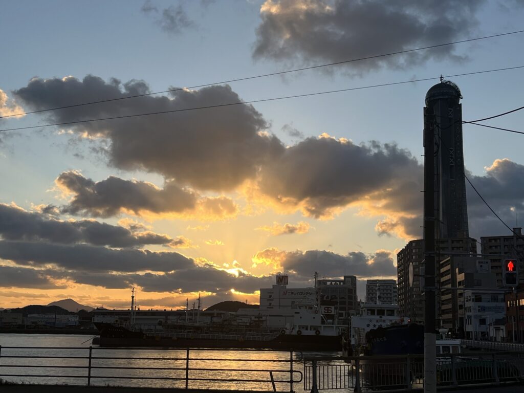 からと近辺の海から見た日没の風景