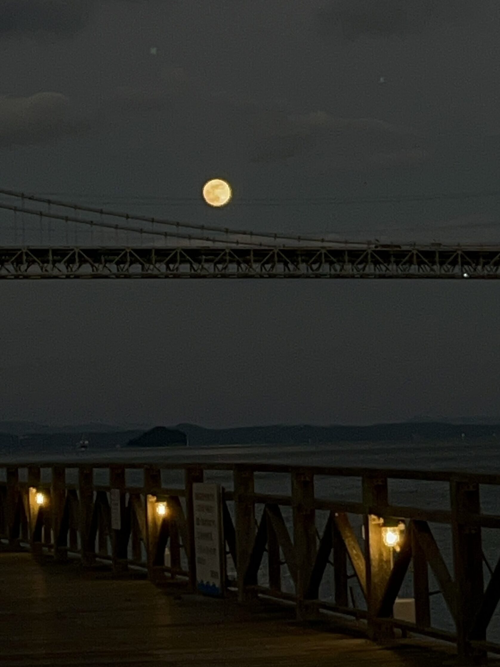 関門大橋の上に出た満月の姿