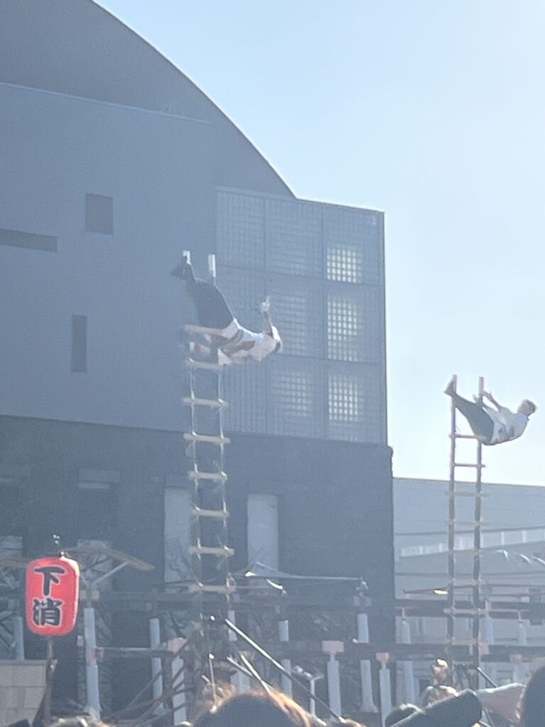 下関市消防出初式で個人部門はしご乗り演技を行う消防団員