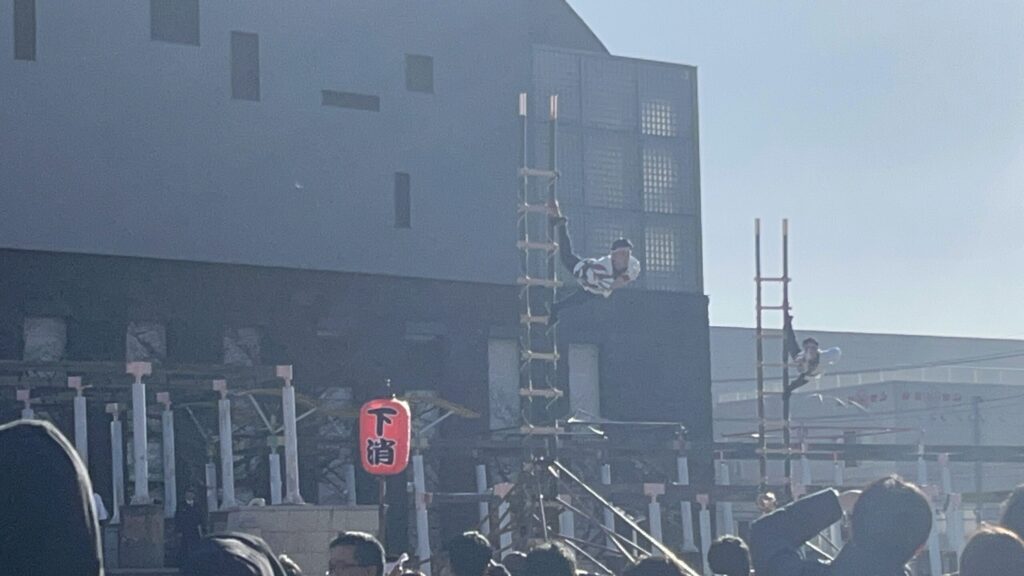 下関市消防出初式で個人部門はしご乗り演技を行う消防団員