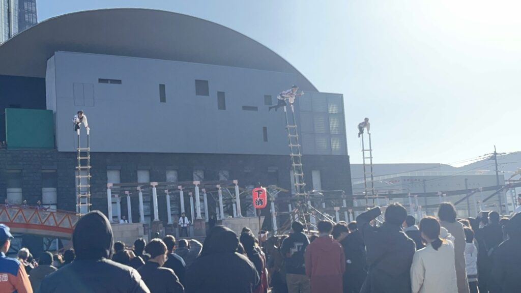 下関市消防出初式で個人部門はしご乗り演技を行う消防団員