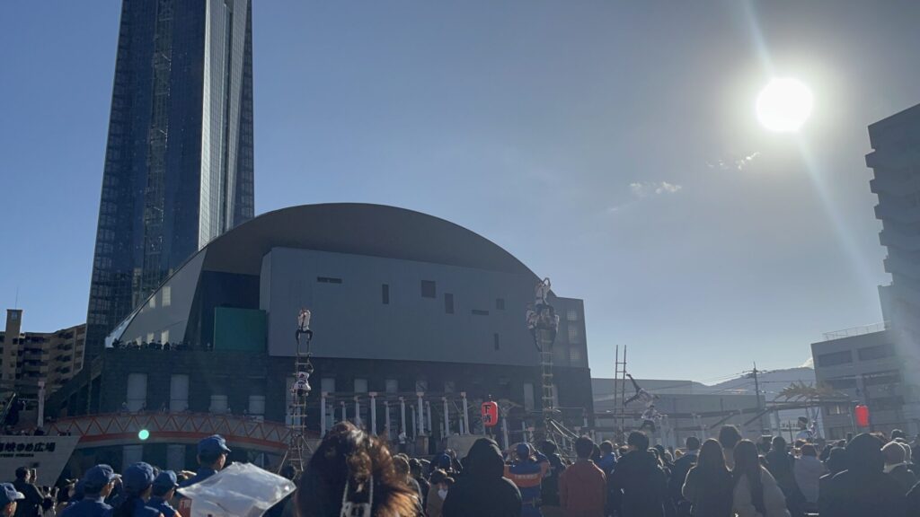 下関市消防出初式ではしご乗り演技を行う消防団員