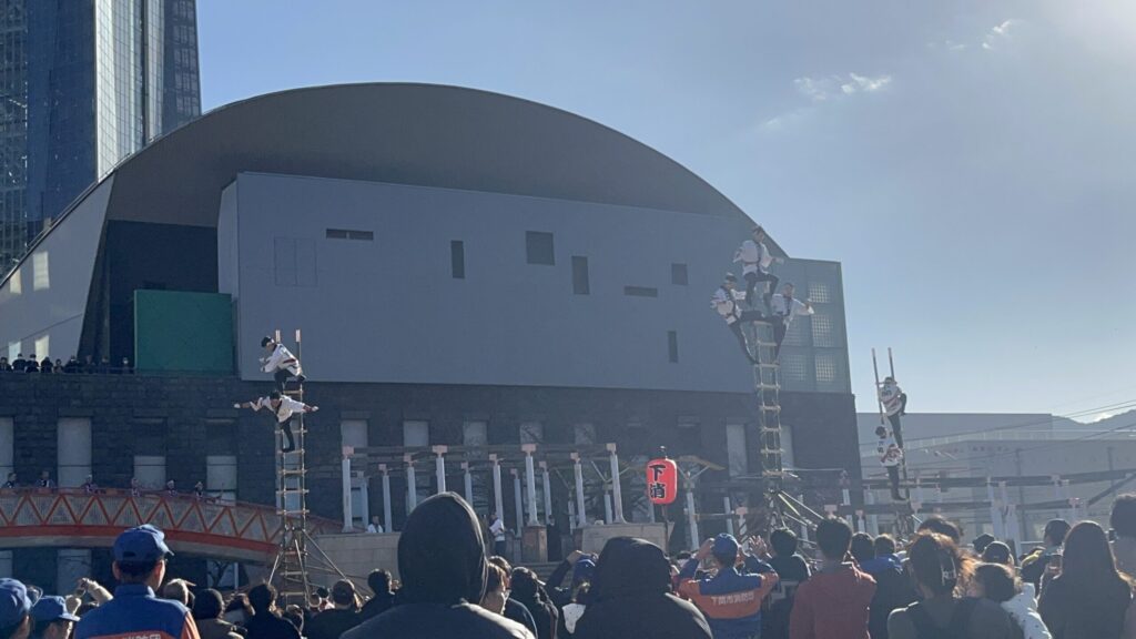 下関市消防出初式ではしご乗り演技を行う消防団員